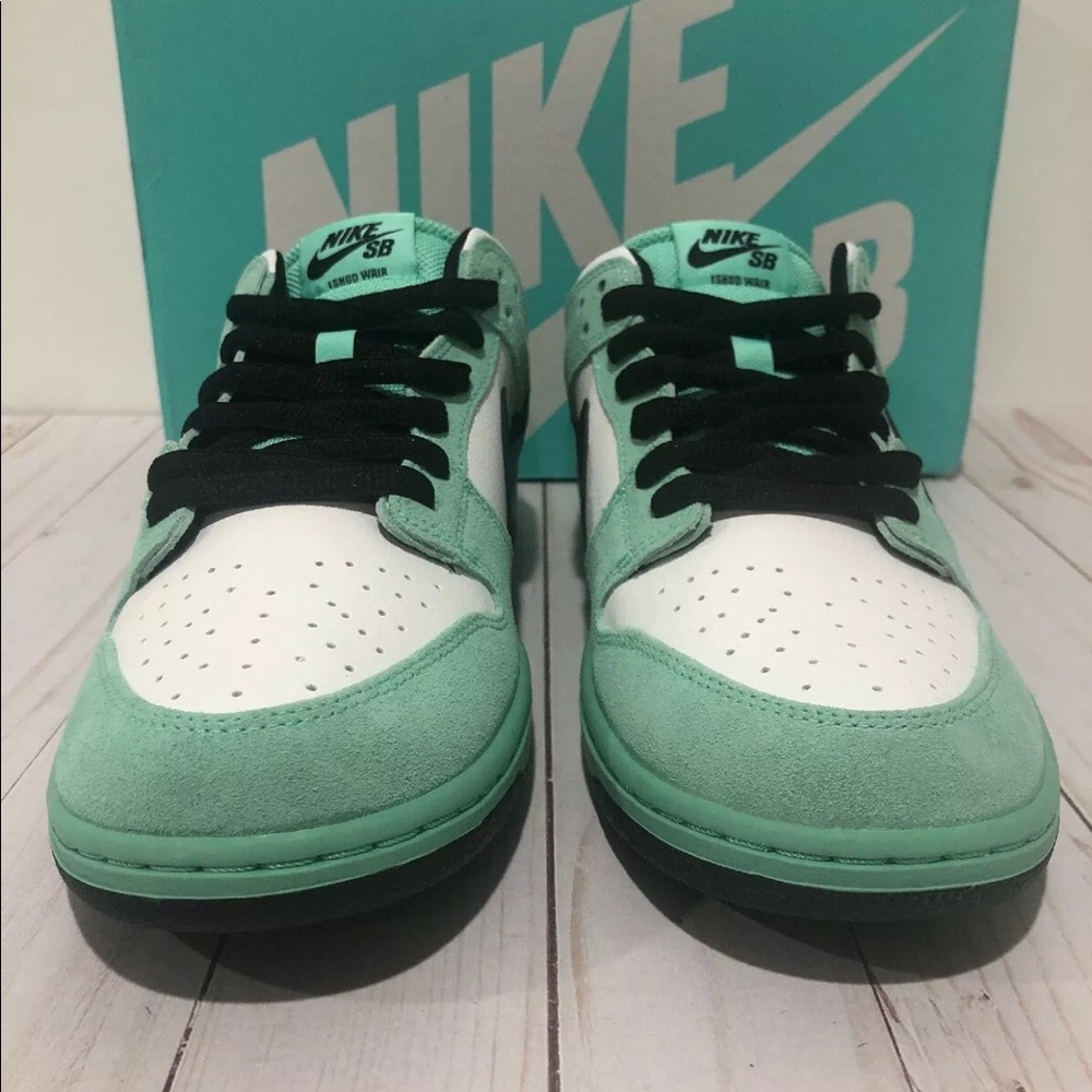 🔴SOLD🔴NWT NIKE DUNK LOW SB ISHOD WAIR Green Glow - Picture 2 of 8